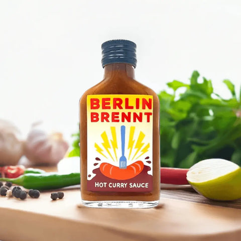 Crazy Bastard Berlin Brennt Curry Sauce - Scharf & würzig in 100ml Flasche. Handgemachte Hot Sauce mit Bhut Jolokia, Curry und Ananas, perfekt für Fleisch und Gemüse.