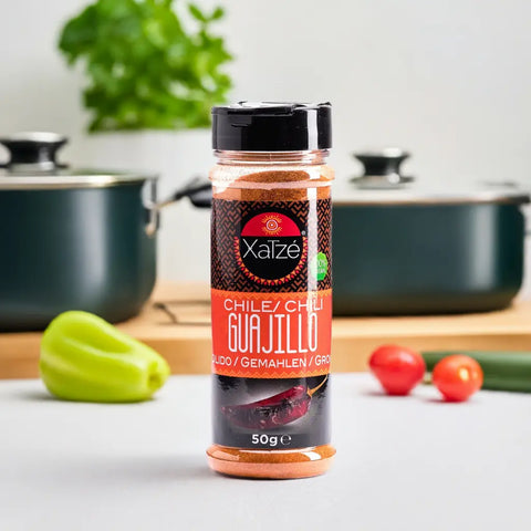 Guajillo Getrocknetes Chilipulver von Xatze in 50g Dose. Mild und vielseitig mit fruchtigen Cranberry- und Rauchnoten, ideal für Tacos und Marinaden.